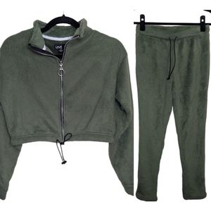 Love Women's Green Fuzzy Jacket and Pants Set Size S 💚✨